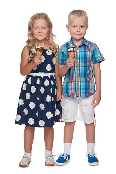 Zwei Kinder mit Eis — Stockfoto