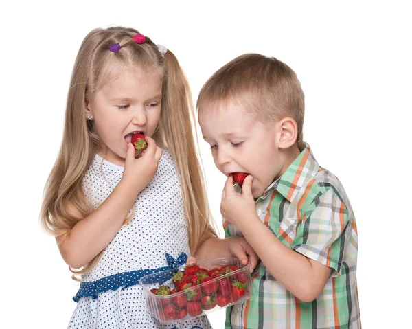 Los niños comen fresa — Foto de Stock