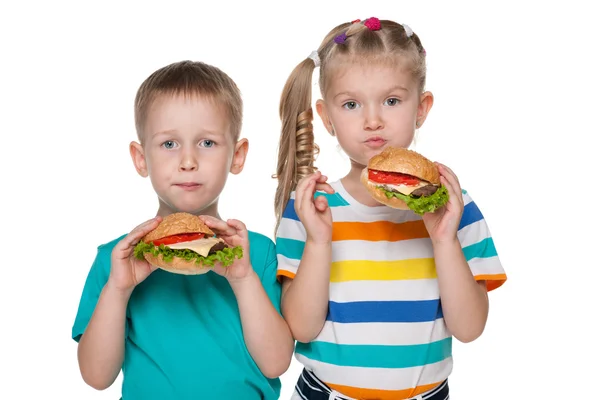 Kinderen met hamburgers — Stockfoto