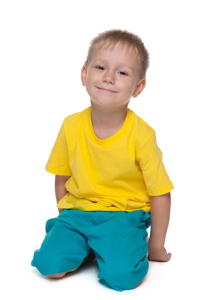 Blond preschool boy sits on the floor — Stock Photo, Image