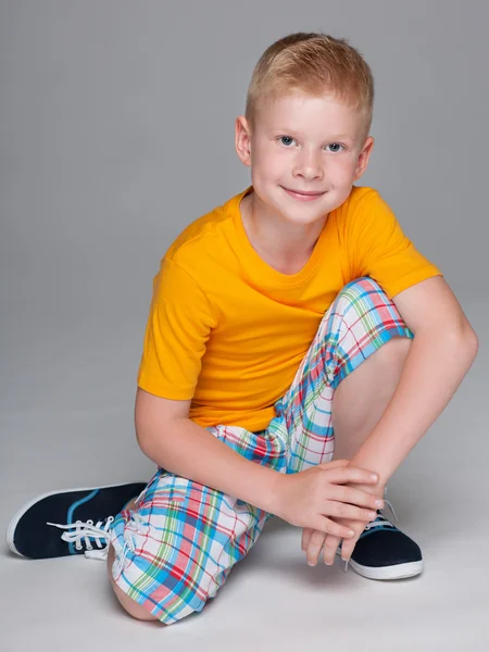 Liten pojke i en gul skjorta — Stockfoto