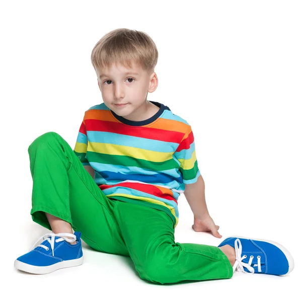 Симпатичный маленький мальчик в полосатой рубашке — стоковое фото