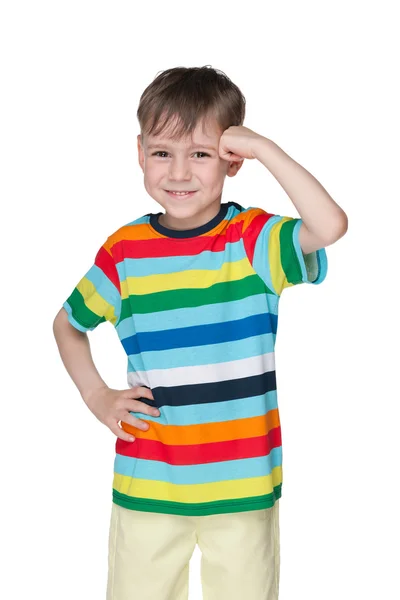 Pequeño niño se levanta contra el blanco — Foto de Stock