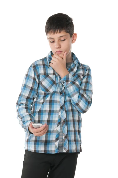 Nadenkend tiener met een mobiele telefoon — Stockfoto