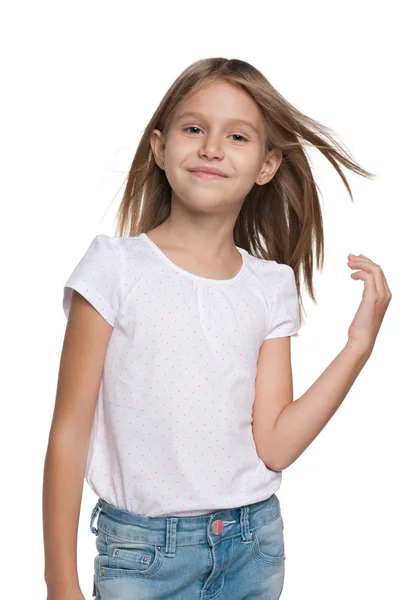 Улыбающаяся маленькая девочка с распухшими волосами — стоковое фото