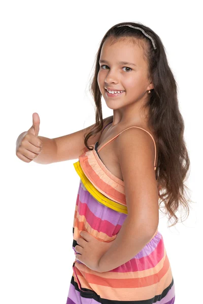 Glimlachend preteen meisje houdt haar duim omhoog — Stockfoto