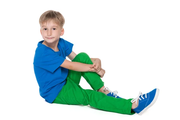 Schattige kleine jongen in de groene broek — Stockfoto