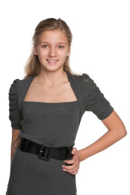 Beyaz karşı gülümseyen genç kız