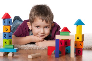 Oyuncaklı küçük çocuk.