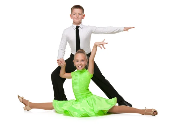 Niño feliz y niña están bailando —  Fotos de Stock