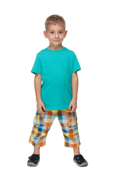 Knappe kleine jongen in een blauw shirt — Stockfoto