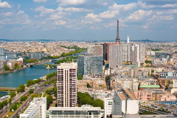 París en un día nublado de verano — Foto de Stock