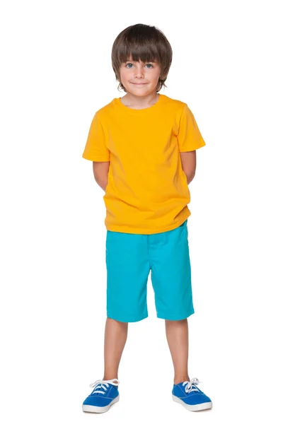 Lachende kleine jongen in een gele overhemd — Stockfoto
