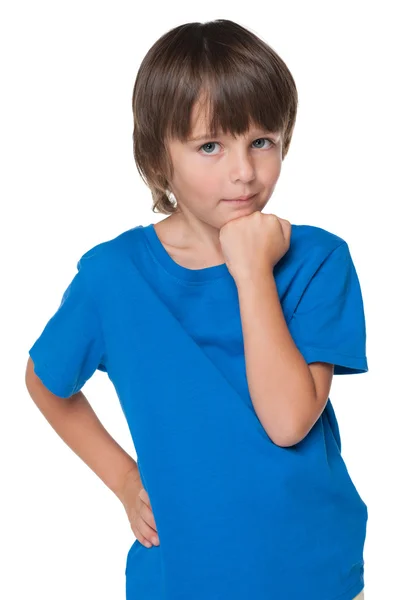 Rapazinho atencioso com uma camisa azul — Fotografia de Stock