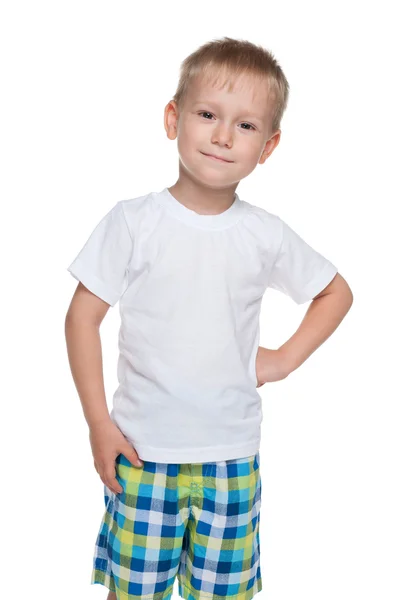 Garotinho sorridente em uma camisa branca — Fotografia de Stock