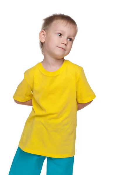 Sérieux petit garçon en chemise jaune — Photo