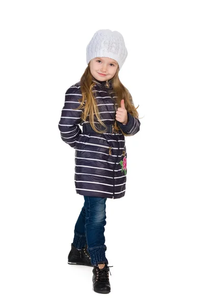 Kleines Mädchen im gestreiften Mantel hält den Daumen hoch — Stockfoto