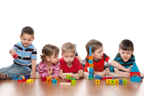 Vijf kinderen in de kleuterschool — Stockfoto