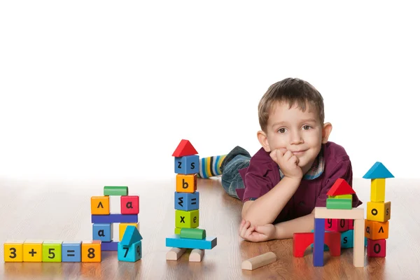 Pequeño niño inteligente con juguetes —  Fotos de Stock