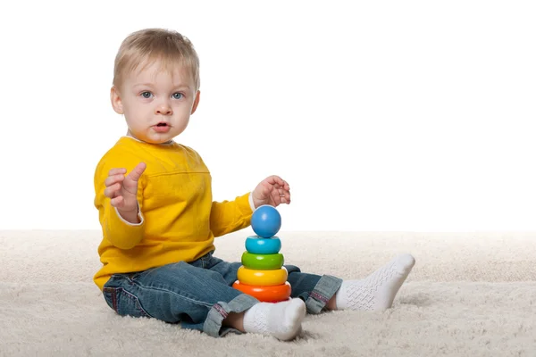 Baby jongen met een speelgoed — Stockfoto