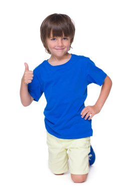 küçük çocuk baş parmağını havaya