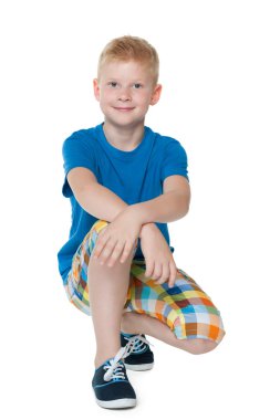 Mavi gömlekli serin küçük çocuk