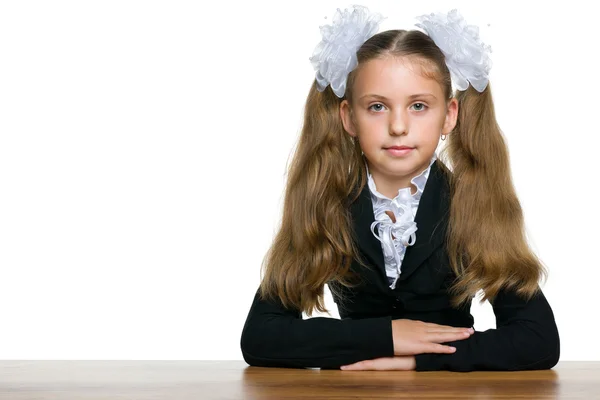 Estudante senta-se na mesa da escola — Fotografia de Stock