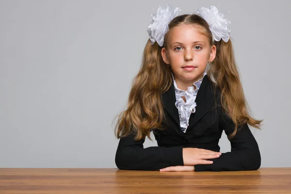 Studentessa si siede alla scrivania — Foto Stock