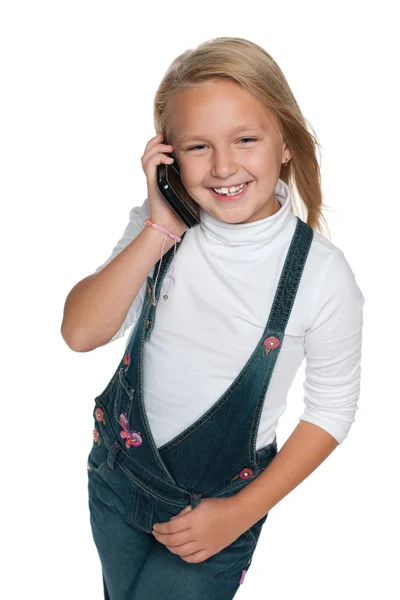 Улыбающаяся молодая девушка с мобильным телефоном — стоковое фото