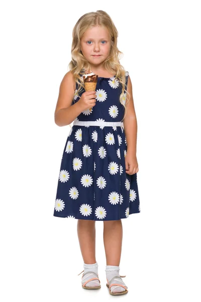 Dondurma ile sarışın küçük kız — Stok fotoğraf