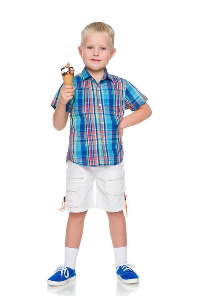 Lächelnder kleiner Junge hält Eis — Stockfoto