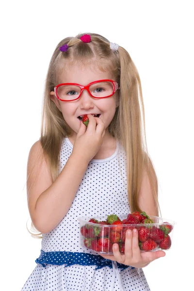 Meisje eet aardbei — Stockfoto