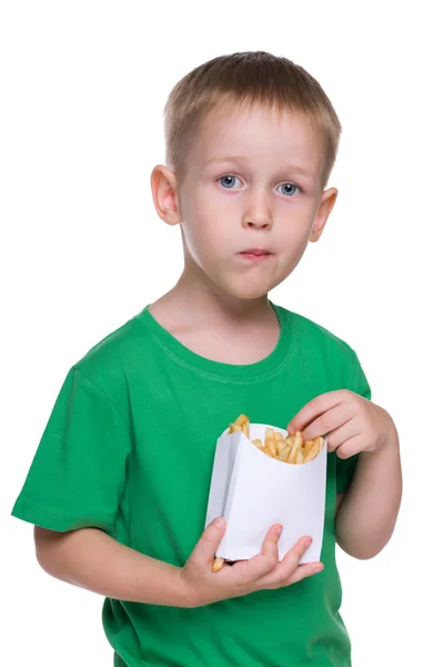 Schattige kleine jongen met frietjes — Stockfoto