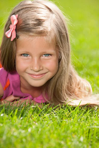 Gelukkig klein meisje op het gras — Stockfoto