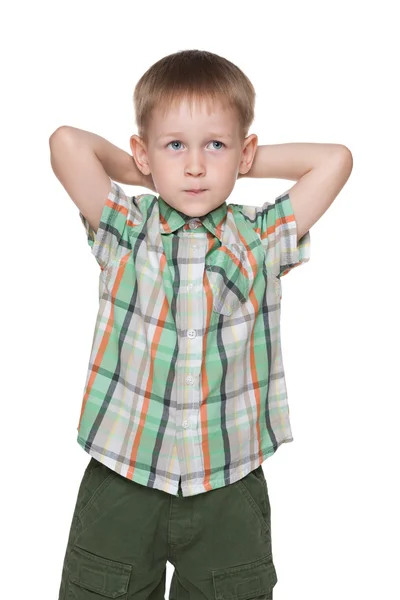 Niedlicher kleiner blonder Junge stellt sich vor — Stockfoto