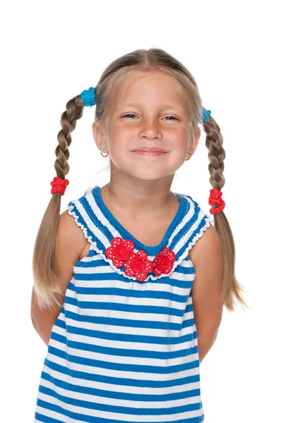 Malá blonďatá dívka úsměvy — Stock fotografie