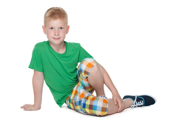 Schattige jonge jongen in het groene shirt — Stockfoto