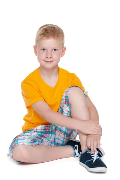 Lächelnder kleiner Junge im gelben Hemd — Stockfoto