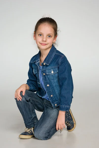 Boldog divat kislány ül — Stock Fotó