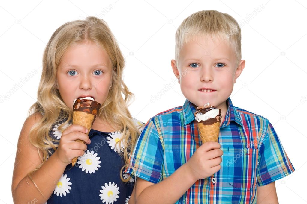 Children with ice cream