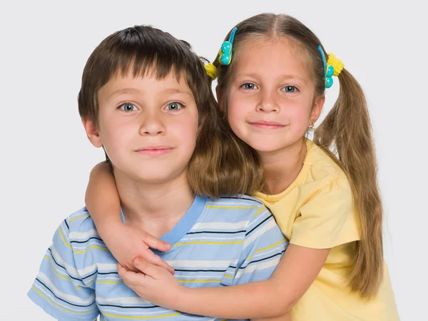 Två små barn tillsammans — Stockfoto