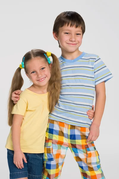 Kız ve erkek kardeş — Stok fotoğraf