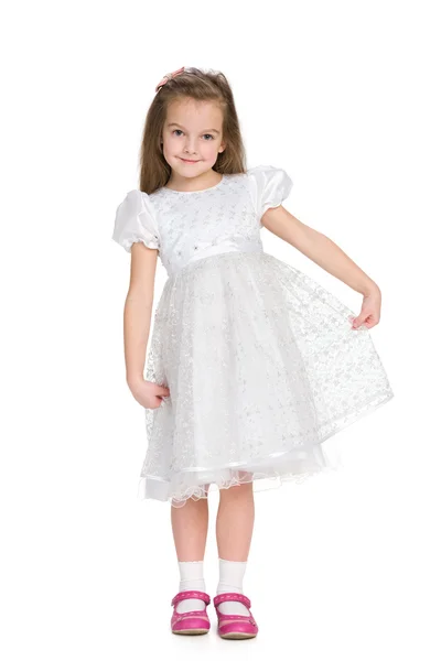 Hezká holčička v bílých šatech — Stock fotografie