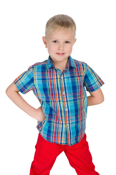 Красивый маленький мальчик в красных штанах — стоковое фото
