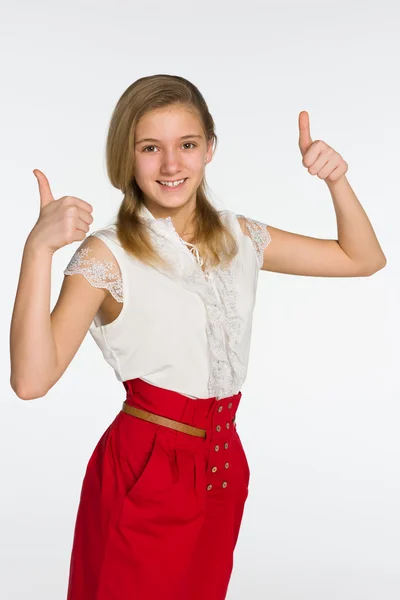 Lachende tiener meisje houdt haar duimen omhoog — Stockfoto