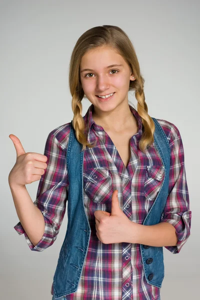 Sonriente chica adolescente con los pulgares hacia arriba —  Fotos de Stock