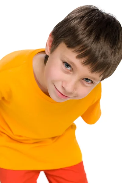 Garotinho sorridente na camisa amarela — Fotografia de Stock