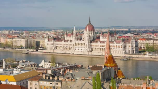 Здание венгерского парламента весной вечером — стоковое видео