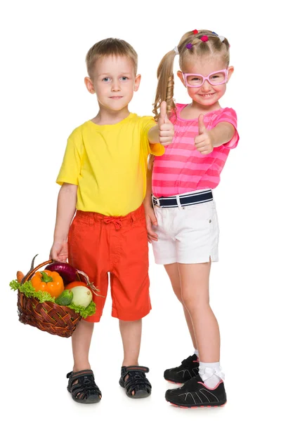 Barn med en korg med grönsaker — Stockfoto
