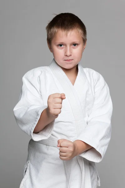 Självsäker ung pojke i kimono — Stockfoto